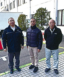 八戸工業大学・機械工学科 准教授　浅川 拓克（写真中央）